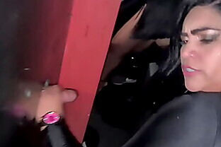 Na casa de swing com tanto tesão que fodi no GloryHole com vários desconhecido e acabei ficando cheia de porra na buceta