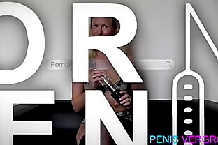 Romana Ryder und Tammie Lee lieben es, im aufblasbaren Pool zu spielen