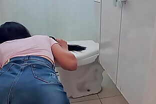 DE QUATRO COM MINI SAIA GAROTA LIMPA O CHÃ CALCINHA  ATOLADA NA BUNDA APARECE