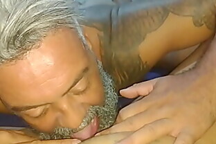 VELHO DO RIO CHUPANDO XOXOTA COM A PONTA DA LÍNGUA FAZENDO A AMIGA TER  PIMENTINHA.