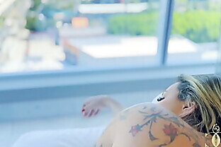Acordei com tesão no Rio de Janeiro, fiquei me exibindo nua na janela, até meu marido me foder gostoso!