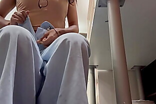 Pillada masturbandose en la oficina recibe una gran mamada de culo