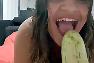 DP vegetal abobrinha na buceta e cenoura no cu