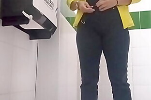 Camara en baño de consultorio graba a secretaria meando