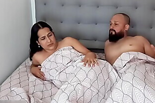 No puedo dormir porque mi padre no esta en casa y le digo a mi madrastra que me acompañe y termino follandola como puta - Porno en Español