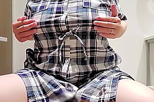 【オナニー・自撮り】スーパーのトイレで声を我慢しながらオナニーする人妻～人妻・巨乳・パイパン・オナニー・素人