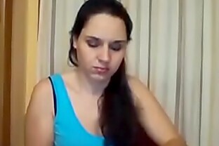 nuevamente se exibe mientras fuma un cigarrillo