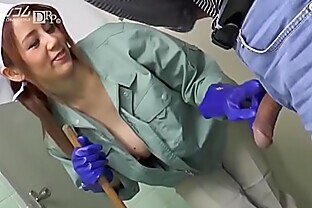美人掃除婦が小便している僕のチンコも大掃除してくれた 1