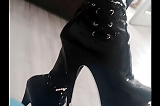 Veve performs balloon popping in latex stockings with a sharp needle
